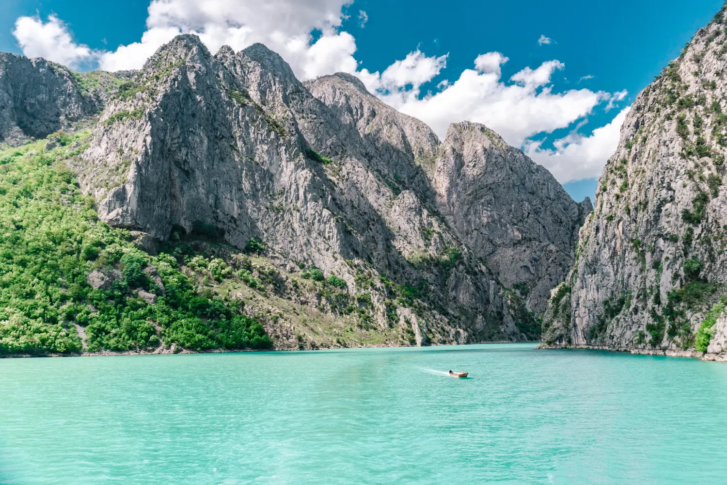 Ferries to Albania - Extraordinary view of turqouise waters and green mountains in the background