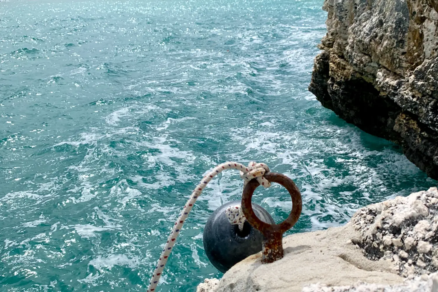 Ferry to Vieste - Rope on hook at a rocky beach.